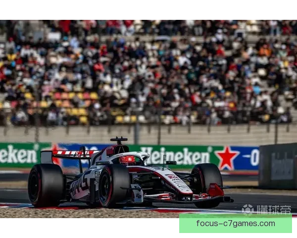 F1赛季激战正酣车队争冠格局生变新星崛起引发围场热议持续升温 F1赛季激战正酣车队争冠格局生变新星崛起引发围场热议持续升温