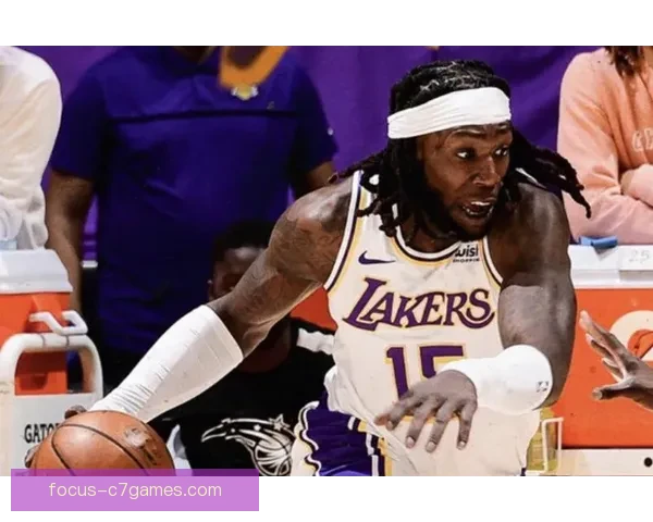 湖人队最新动态 詹姆斯伤情更新 新援表现出色 力争季后赛席位