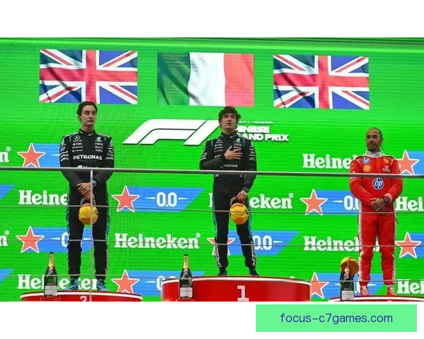 F1赛事最新动态：赛车手表现激烈竞争 路面条件变化影响积分榜走势